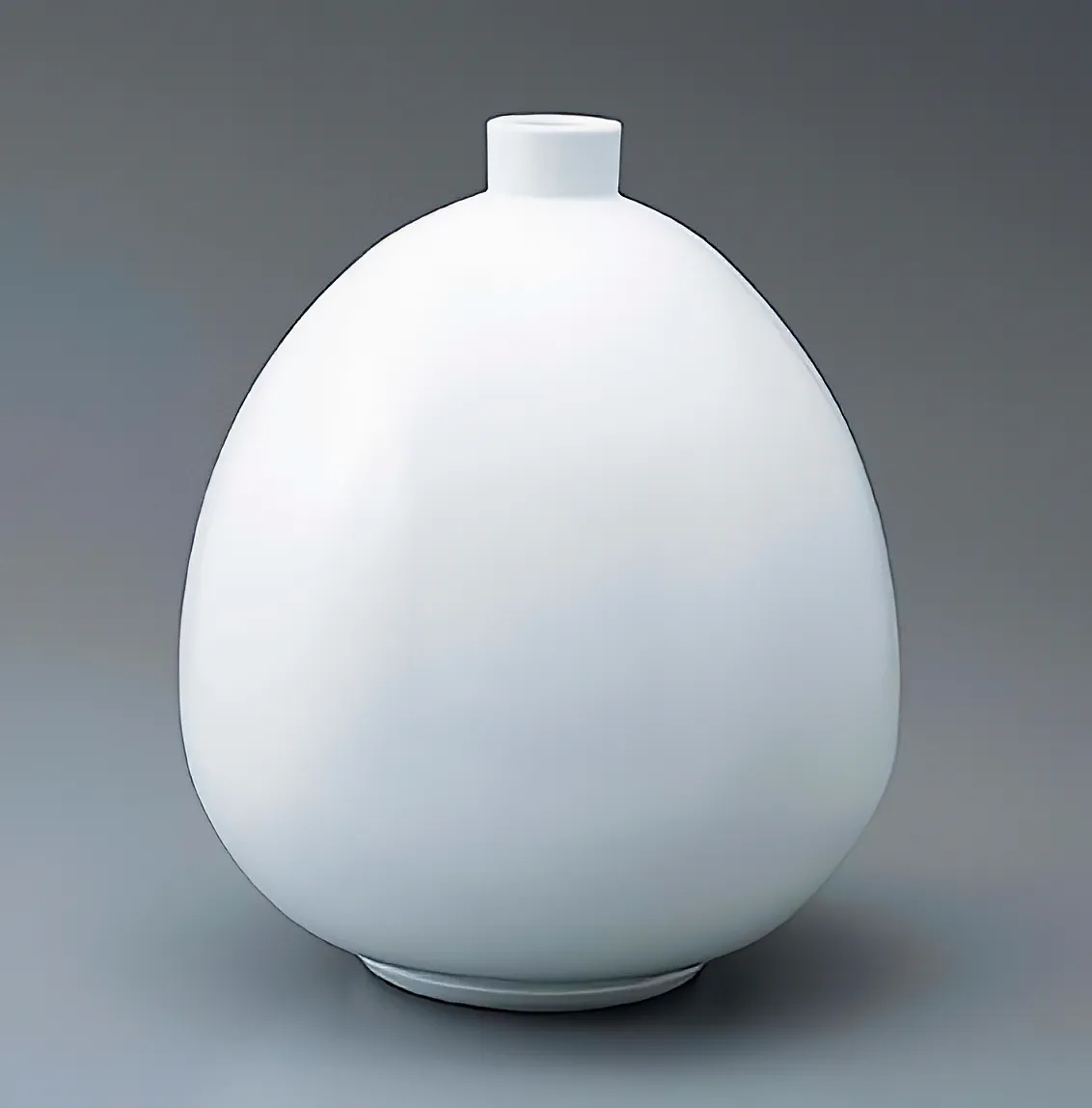 Inoue Manji's representative work 'White Porcelain Faceted Jar'