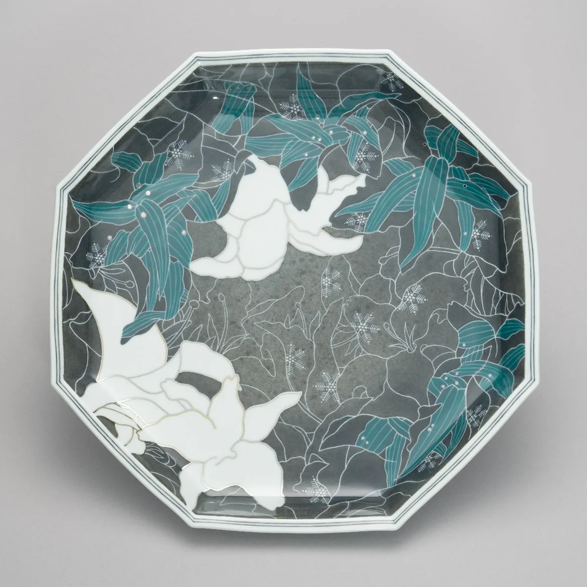 色絵雪花薄墨墨はじき百合文額皿 / 十四代 今泉 今右衛門